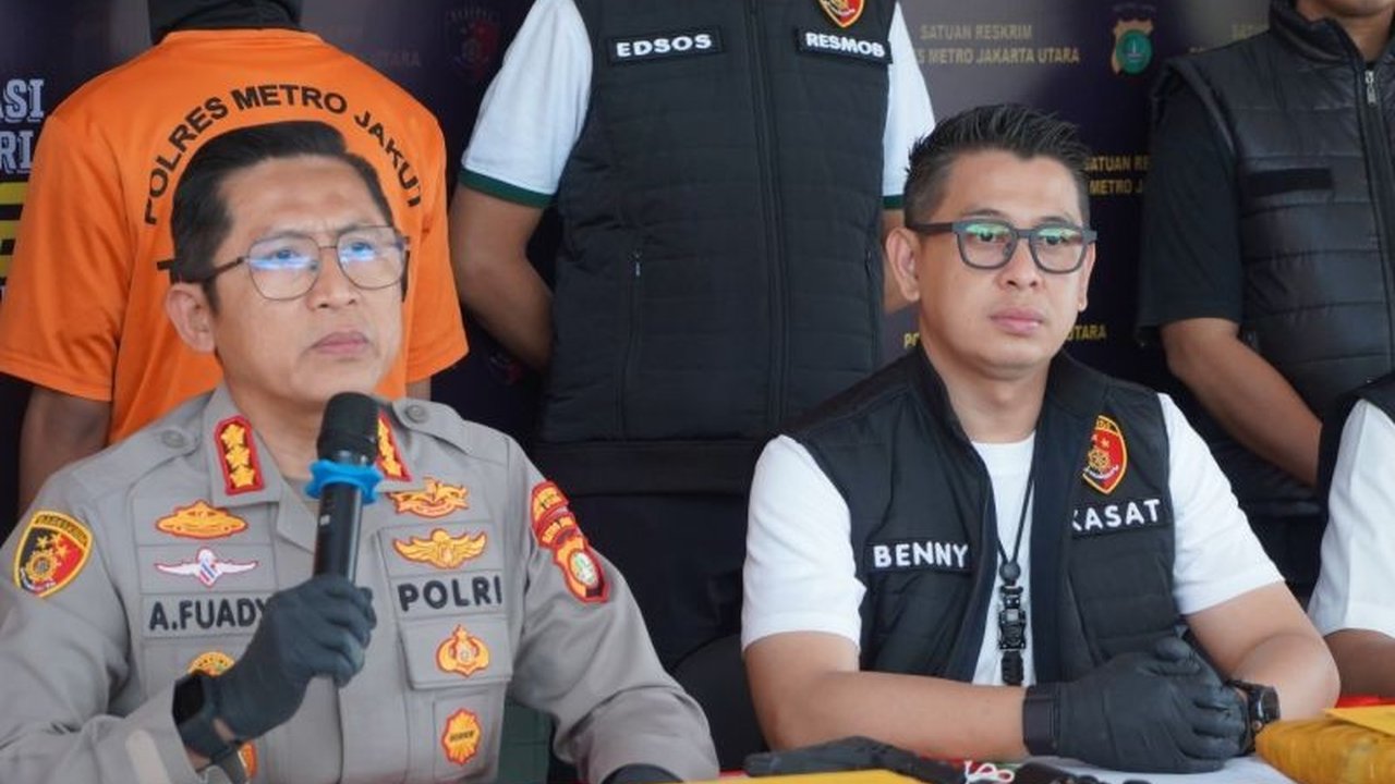 Polisi Jakarta Utara menggerebek markas geng Bonvis di Tanjung Priok dan menangkap dua pelaku, menyita puluhan senjata tajam, airsoft gun, dan narkoba.