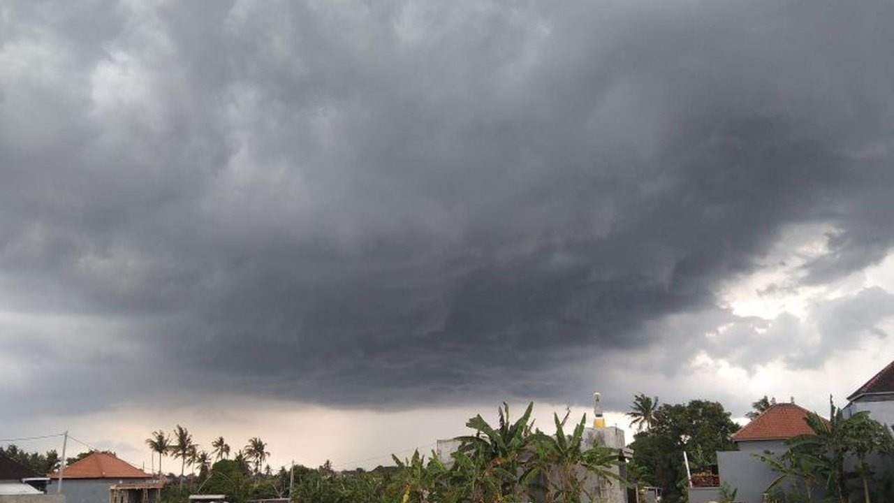 BMKG Denpasar mencatat penurunan signifikan sambaran petir di Bali pada Februari 2025, menjadi yang terendah ketujuh sejak 2009, disebabkan berkurangnya awan cumulonimbus.