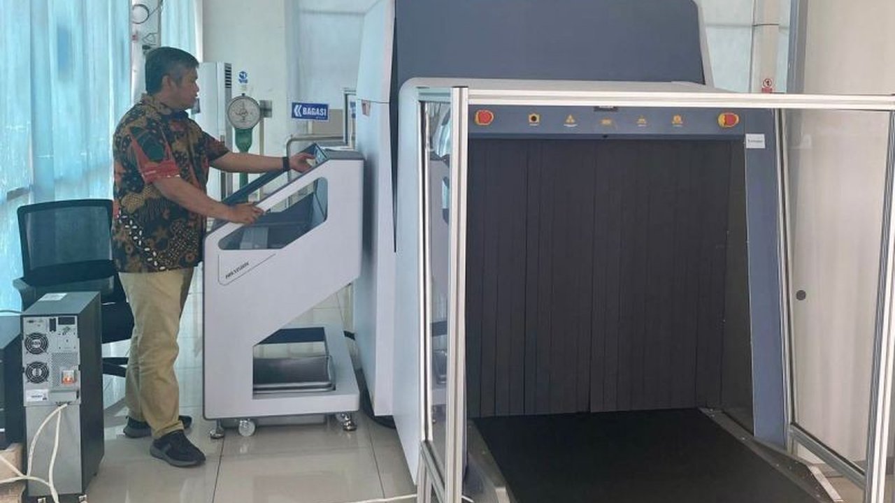 PT Pelindo Regional 1 Belawan memastikan alat pemindai barang atau x-ray scanner berfungsi optimal di Terminal Penumpang Bandar Deli Medan untuk keamanan arus mudik Lebaran 2025.