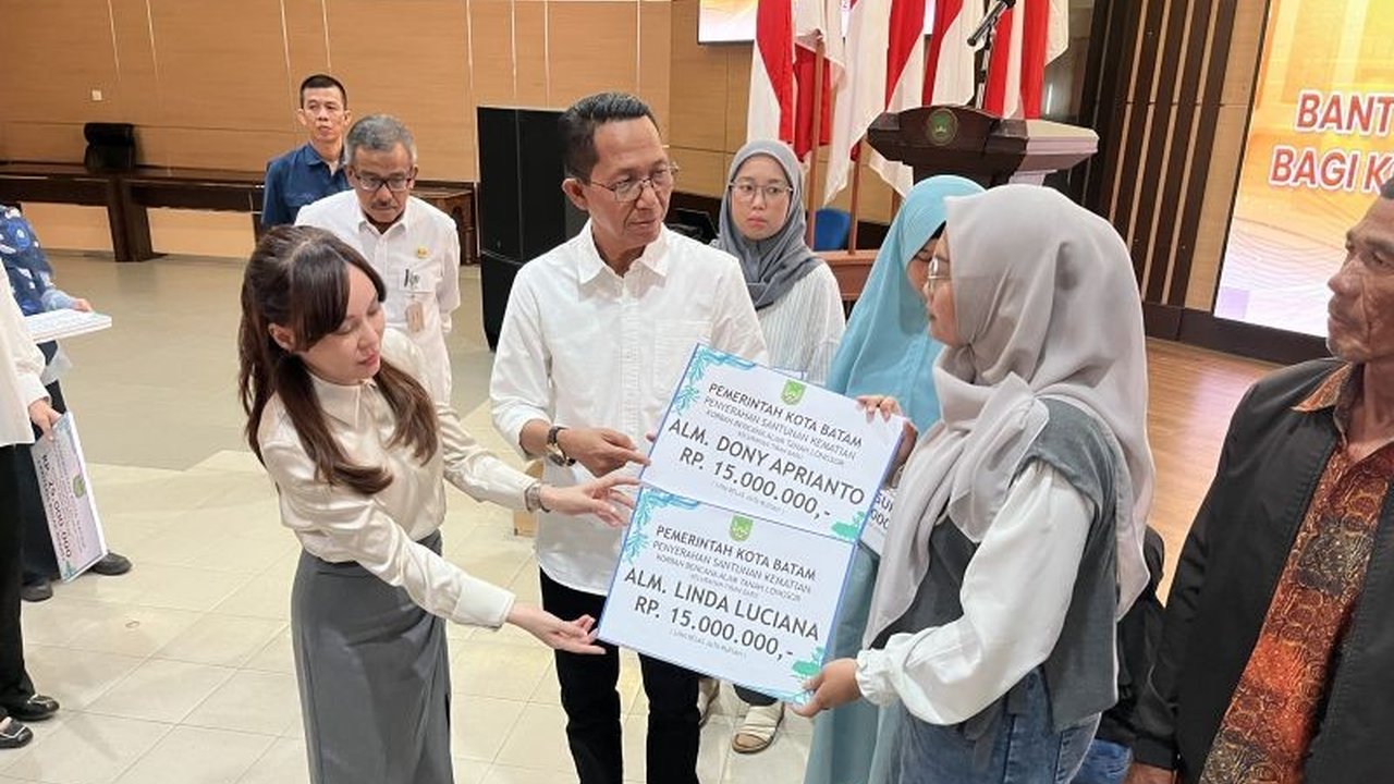 Pemerintah Kota Batam menyalurkan bantuan sosial senilai Rp627,5 juta kepada 56 kepala keluarga yang menjadi korban bencana alam awal tahun 2025, meliputi perbaikan rumah dan santunan ahli waris.