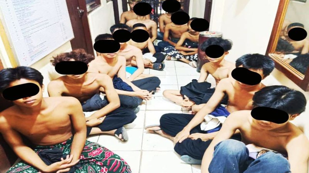 Polsek Liang Anggang mengamankan 16 remaja yang diduga anggota gengster di Banjarbaru, Kalimantan Selatan; tiga di antaranya kedapatan membawa senjata tajam.