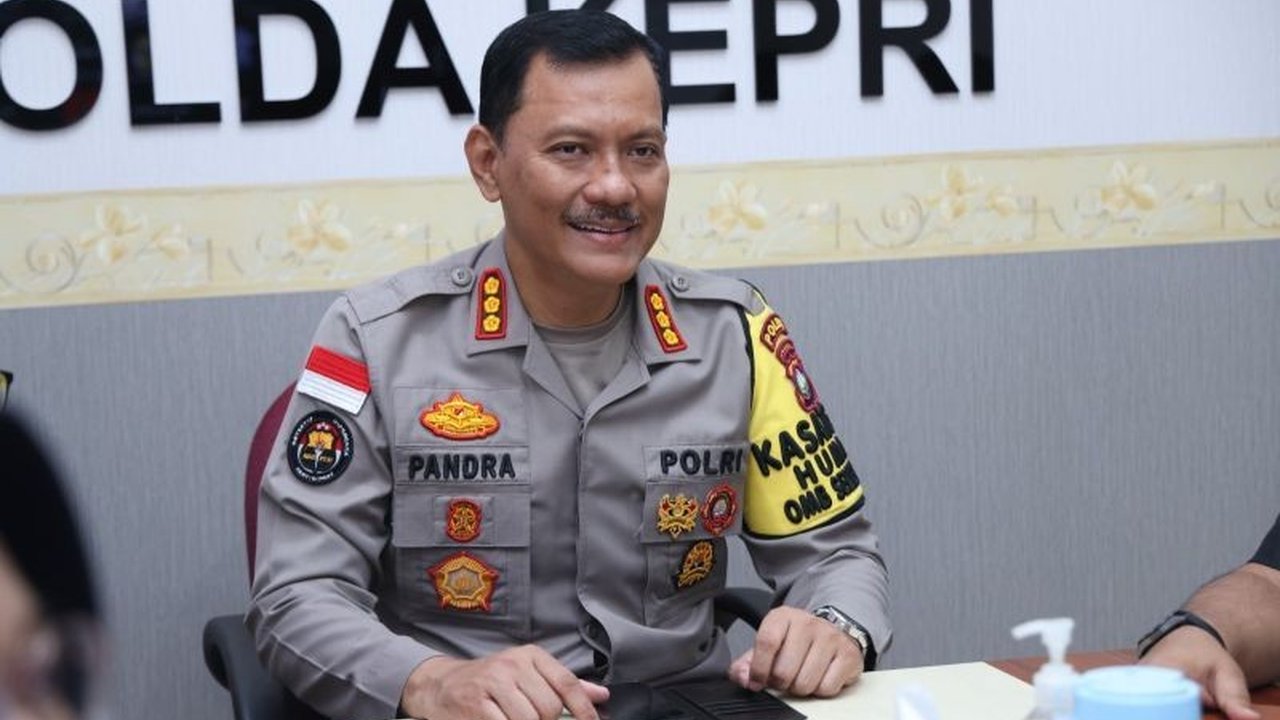 Polda Kepri menangkap Briptu SS, oknum polisi di Tanjungpinang, yang terlibat kasus narkoba 185 gram sabu, menunjukkan komitmen serius dalam pemberantasan narkoba.