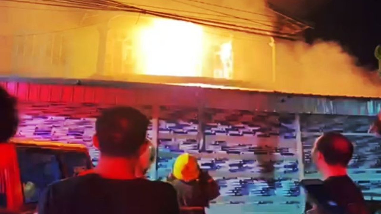 Kebakaran di Banjarmasin menyebabkan satu keluarga mengalami luka bakar, polisi dari Polsek Banjarmasin Timur masih menyelidiki penyebab kebakaran tersebut.