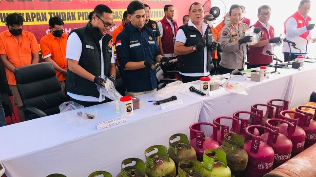 Bareskrim Polri menetapkan empat tersangka dalam kasus pengoplosan LPG bersubsidi di Gianyar, Bali, dengan modus memindahkan gas dari tabung 3 kg ke tabung 12 kg dan 50 kg non-subsidi.