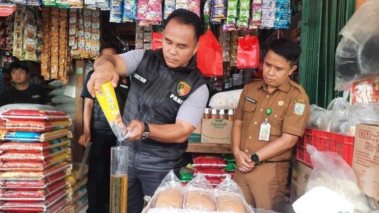 Satgas Pangan Polda Jambi melakukan pengawasan ketat terhadap takaran minyak goreng subsidi di pasaran Kota Jambi, memastikan volume sesuai kemasan dan harga jual sesuai HET.
