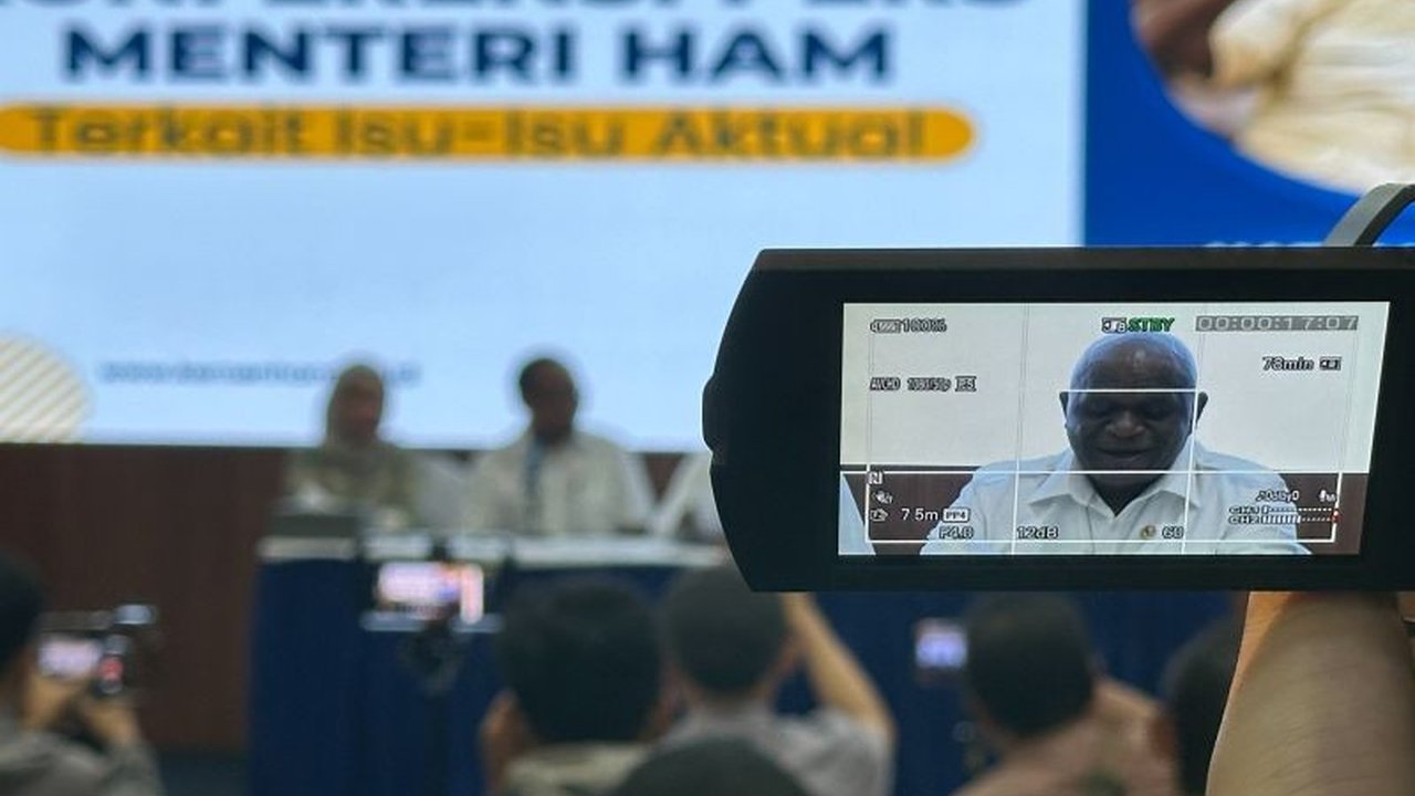 Menteri HAM, Natalius Pigai, membantah isu kembalinya Orde Baru, menyebutnya sebagai imajinasi dan tuduhan kejam, serta menekankan surplus demokrasi di era pemerintahan Presiden Prabowo Subianto.