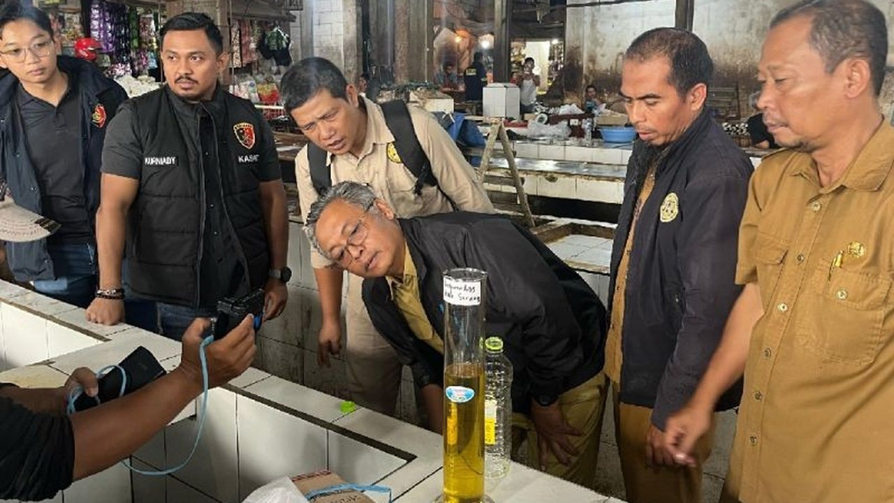 Satgas Pangan Polres Serang menemukan MinyaKita kemasan 1 liter di Pasar Ciruas isinya kurang dari takaran, dan imbau pedagang menarik produk tersebut.