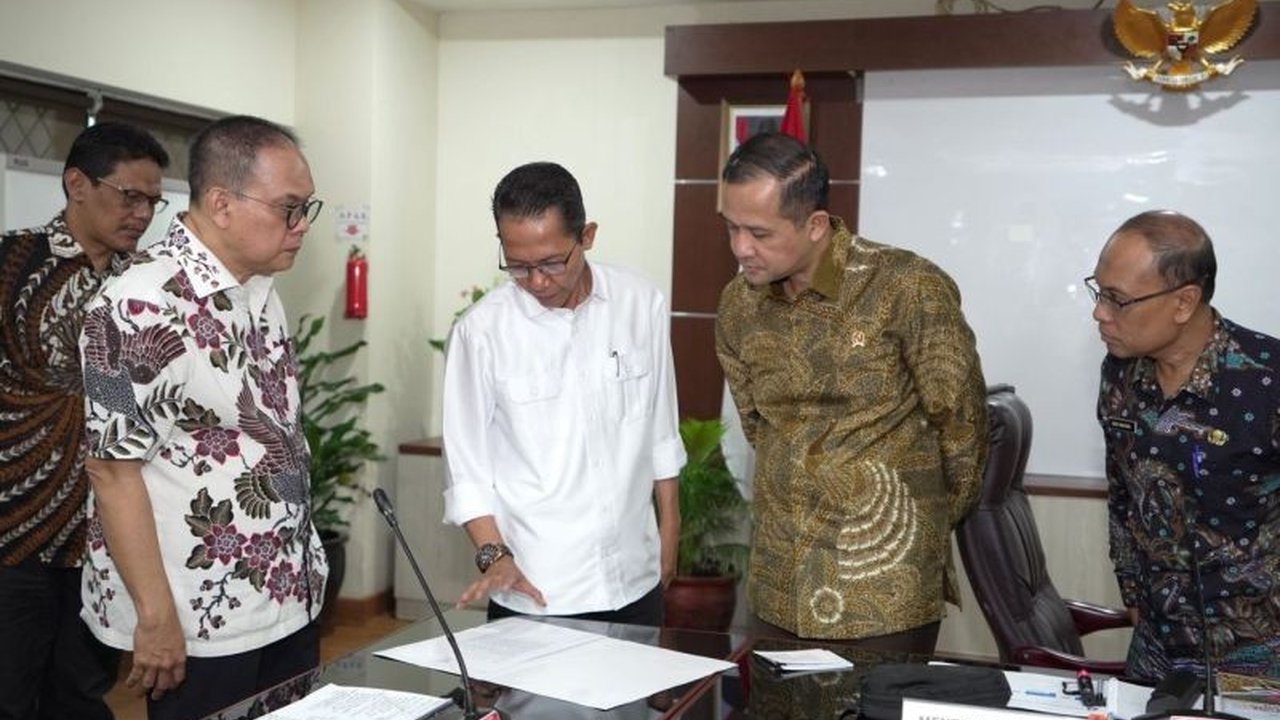 Kementerian Transmigrasi mengajak Pemkot Batam berkolaborasi membangun Kawasan Transmigrasi Lokal Barelang untuk mendukung PSN Rempang Eco City dan mengatasi konflik lahan.