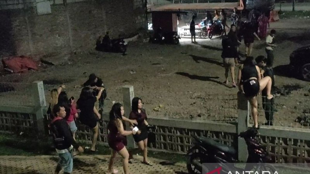 Pemerintah Kota Jakarta Barat meminta PT KAI menutup permanen Gang Royal, Tambora, yang kembali menjadi lokasi prostitusi liar karena akses mudah dan penerangan minim.