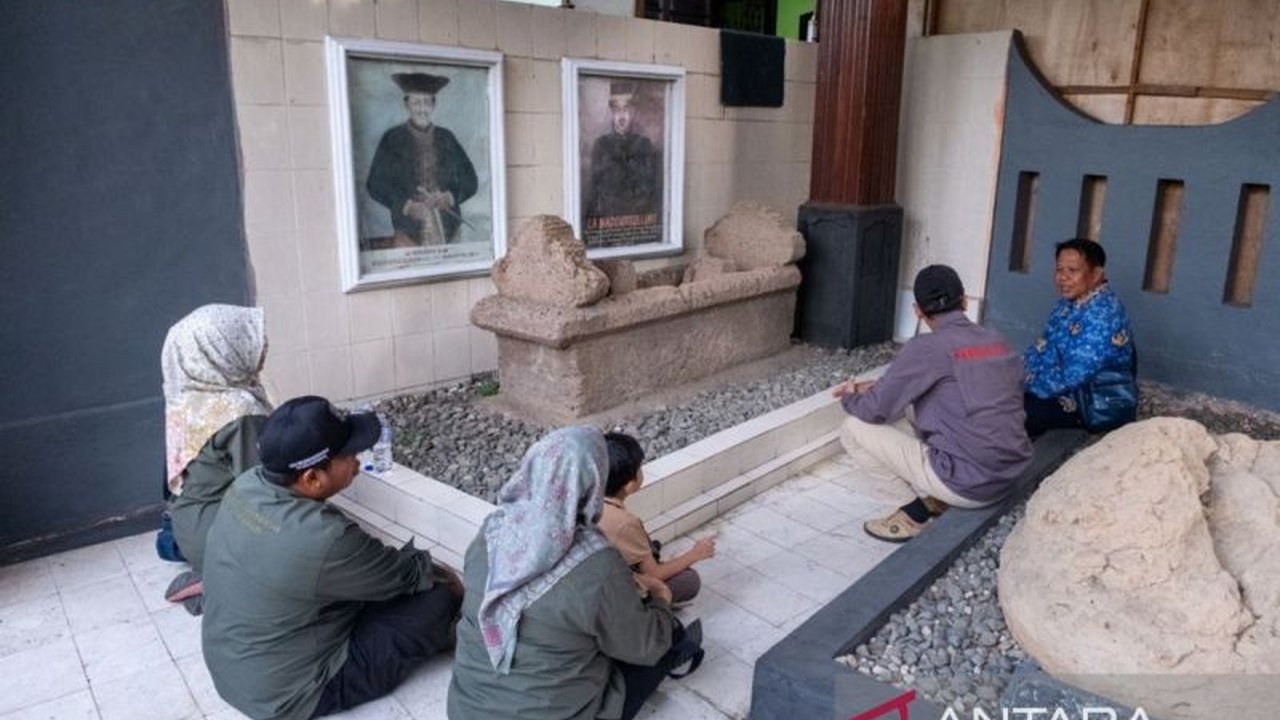 Sejarawan mengungkap kepahlawanan Sultan Aji Muhammad Idris, Sultan Kutai pertama, yang berjuang melawan VOC dan dianugerahi gelar Pahlawan Nasional pada 2021.