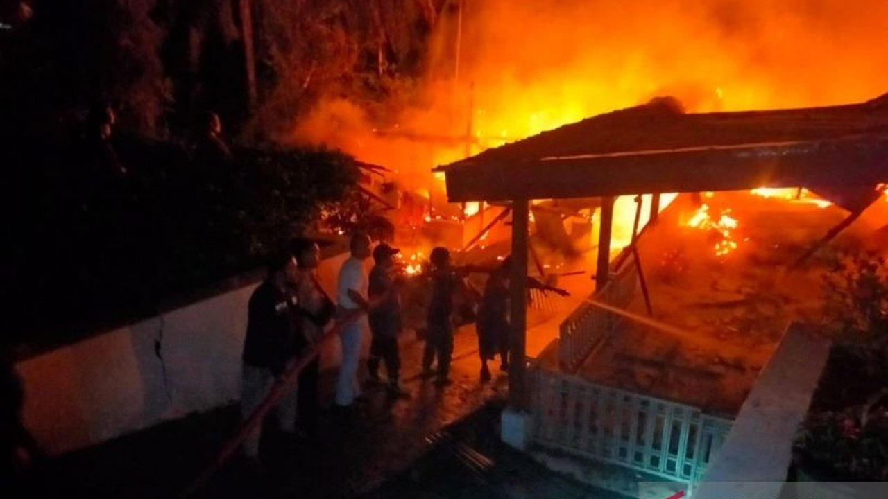 Asrama dan Gereja HKBP di Desa Pulai Payung, Mukomuko, Bengkulu, ludes terbakar dini hari tadi akibat dugaan korsleting listrik; kerugian ditaksir mencapai Rp500 juta.