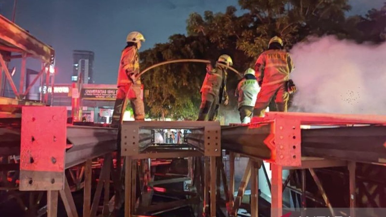 Kebakaran di proyek LRT Jalan Pemuda, Jakarta Timur, Selasa malam, mengakibatkan kerugian materiil sekitar Rp10 juta, namun seluruh pekerja berhasil dievakuasi dengan selamat.