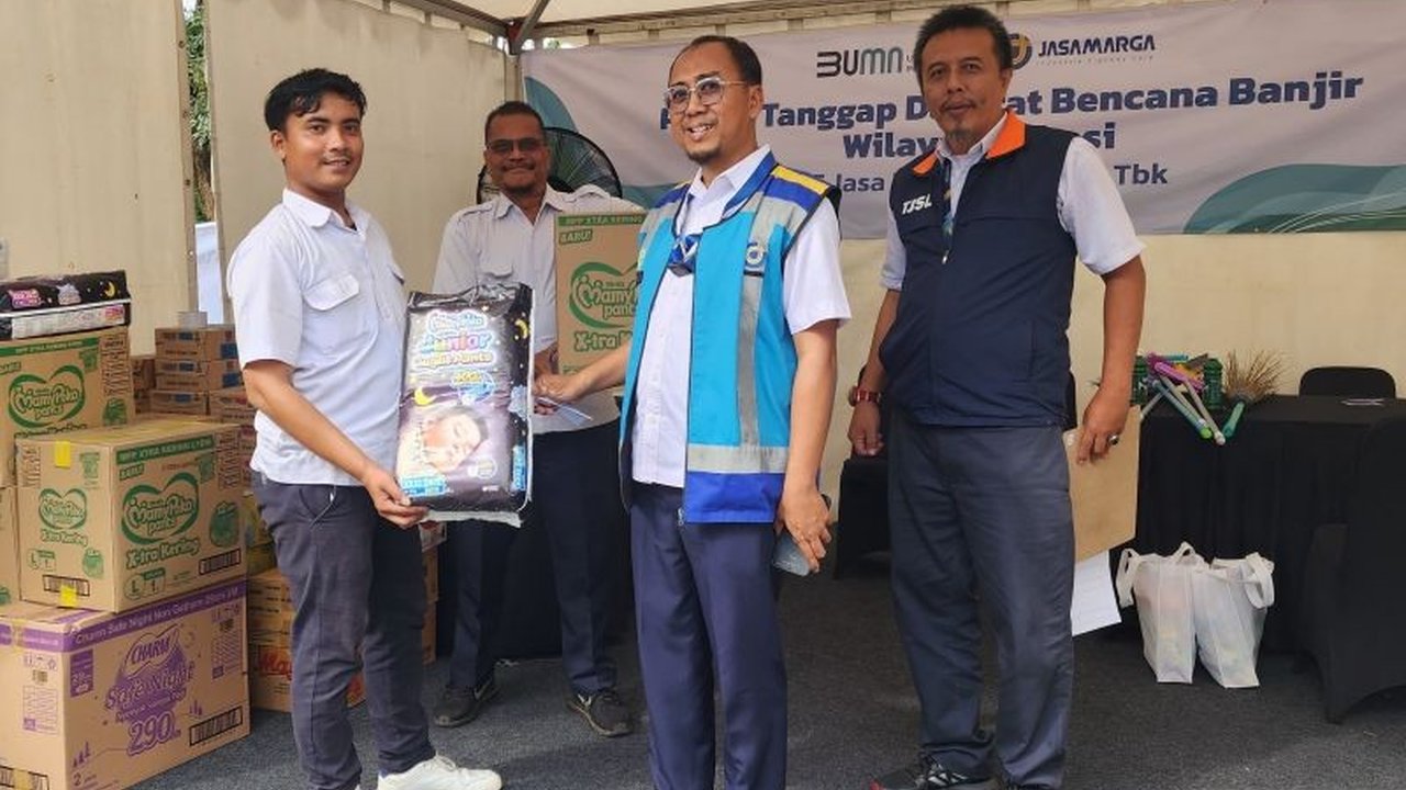 PT Jasamarga Kunciran Cengkareng (JKC) menunjukkan kepedulian sosial dengan menyalurkan bantuan berupa sembako dan kebutuhan pokok kepada korban banjir di Bekasi, Jawa Barat, sebagai bagian dari program TJSL.