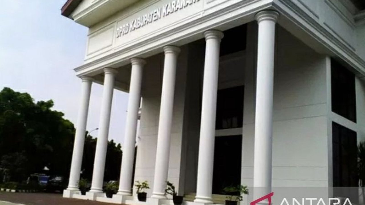 DPRD Karawang mendesak Pemda setempat untuk membuat regulasi wajib plat nomor Karawang bagi bus karyawan demi meningkatkan Pendapatan Asli Daerah (PAD).