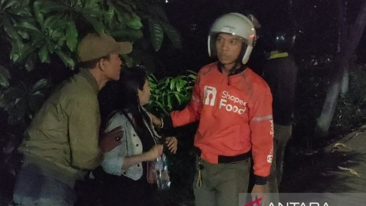 Razia Satpol PP Jakarta Barat membongkar praktik prostitusi di RTH Tubagus Angke yang kembali marak, mengamankan sejumlah PSK dan membongkar tenda-tenda liar.