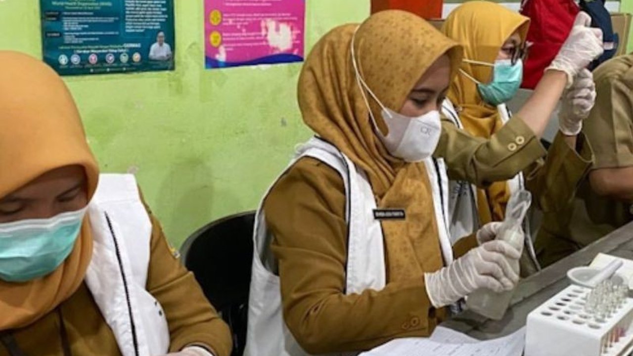 Pemerintah Kota Jakarta Utara memeriksa puluhan sampel takjil untuk memastikan keamanan dan kebersihannya bagi masyarakat yang akan berbuka puasa.