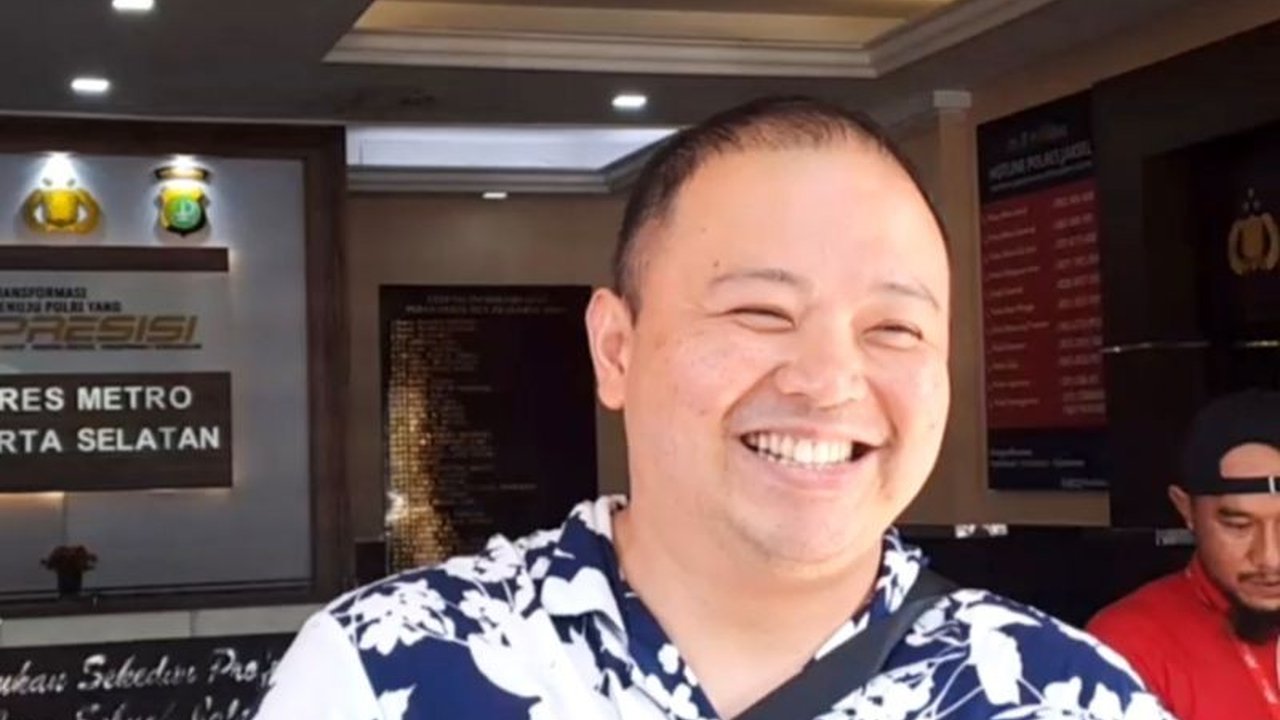 Food vlogger Codeblu diperiksa polisi atas laporan dugaan pemerasan terhadap sebuah toko roti di Jakarta Selatan; Codeblu membantah tuduhan tersebut.