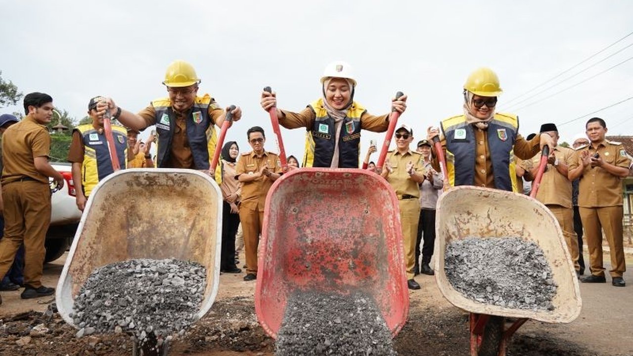 Pemerintah Provinsi Lampung alokasikan Rp10,8 miliar untuk perbaikan jalan Jabung-Simpang Maringgai di Kabupaten Lampung Timur sebagai bagian dari Program Hasil Terbaik Cepat (PHTC).