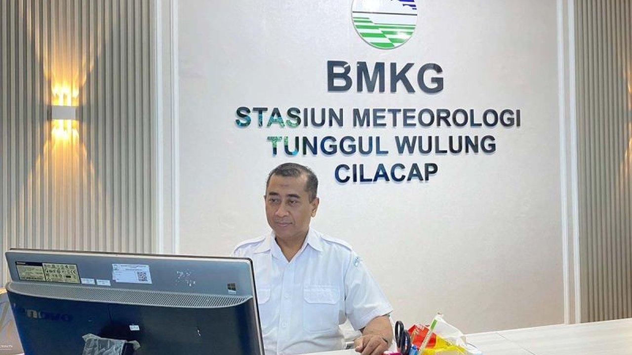 BMKG memperingatkan enam kabupaten di Jawa Tengah siaga curah hujan tinggi hingga 16 Maret 2025, sementara 16 kabupaten/kota lainnya berstatus waspada.