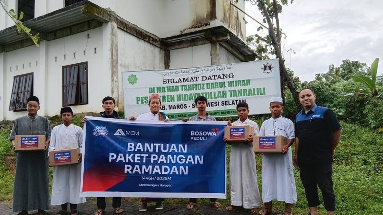 Bosowa Peduli menyalurkan 109 paket pangan Ramadhan kepada santri kurang mampu di dua pesantren di Makassar dan Maros, membantu meringankan beban mereka selama bulan suci.