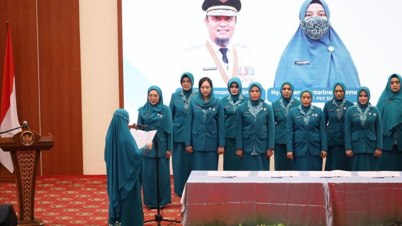 Ketua TP PKK Sulsel, Naoemi Octarina, menekankan peran penting Ketua TP PKK di daerah untuk mensukseskan program pemerintah pusat, terutama dalam pemberdayaan perempuan dan peningkatan kesejahteraan keluarga.