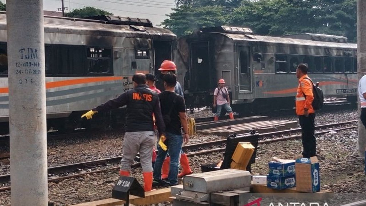 Tiga gerbong kereta api cadangan di Stasiun Tugu Yogyakarta terbakar pagi tadi, namun operasional kereta dan pelayanan penumpang tetap berjalan normal.