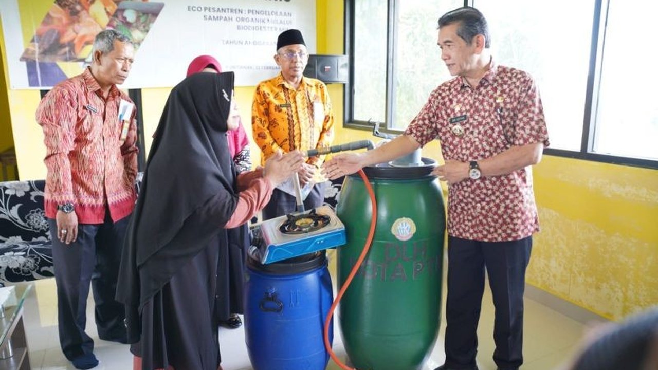 Ribuan pesantren di Indonesia berperan penting dalam membangun kesadaran lingkungan berkelanjutan lewat pengelolaan sampah dan edukasi, mengurangi jejak karbon, serta menciptakan budaya hidup bersih.