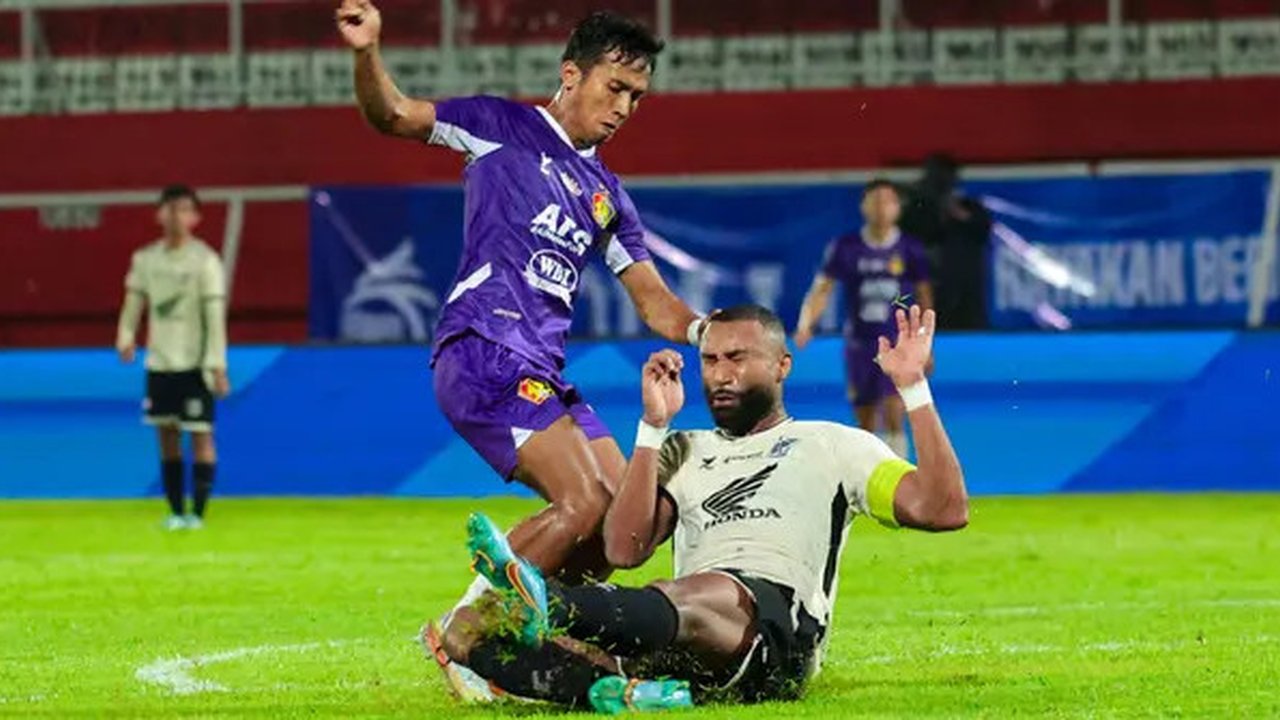 Kapten tim PSM, Yuran Fernandes harus jatuh bangun menghadang gerakan pemain Persik, M. Khanafi. (Bola.com/Gatot Sumitro)