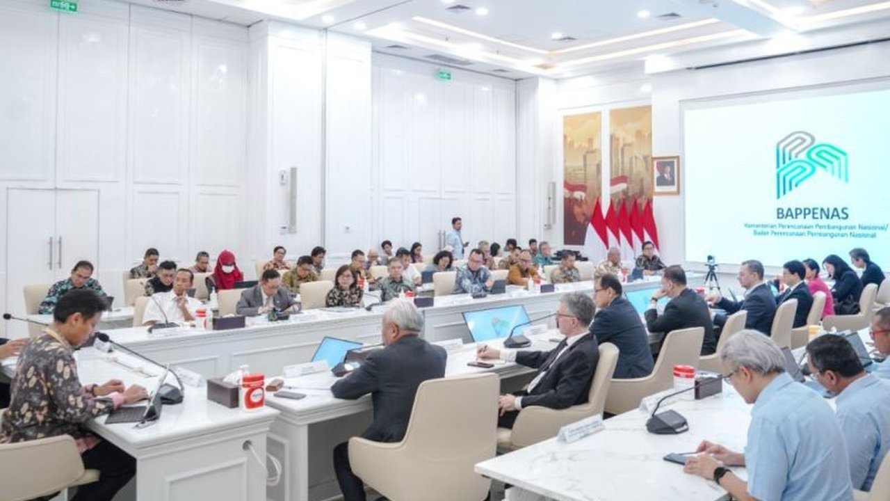 Menteri PPN/Kepala Bappenas, Rachmat Pambudy, menekankan pentingnya kerja sama dengan AIIB untuk pendanaan dan pengembangan infrastruktur di Indonesia guna mencapai target RPJMN 2025-2029.