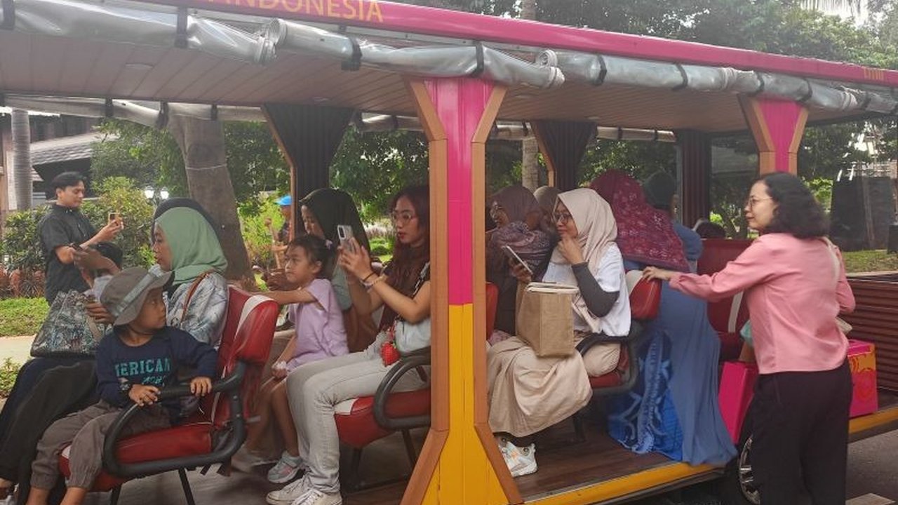 Kebijakan Pemprov Jawa Barat yang melarang study tour berdampak pada penurunan jumlah pengunjung TMII, terutama dari Jawa Barat, dengan ratusan pembatalan kunjungan.