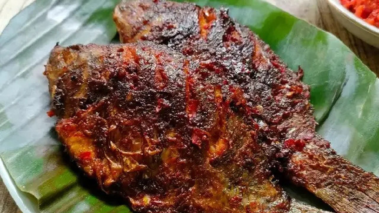 Resep ikan bakar teflon bumbu pedas manis. (dok. Cookpad @anda_rani)
