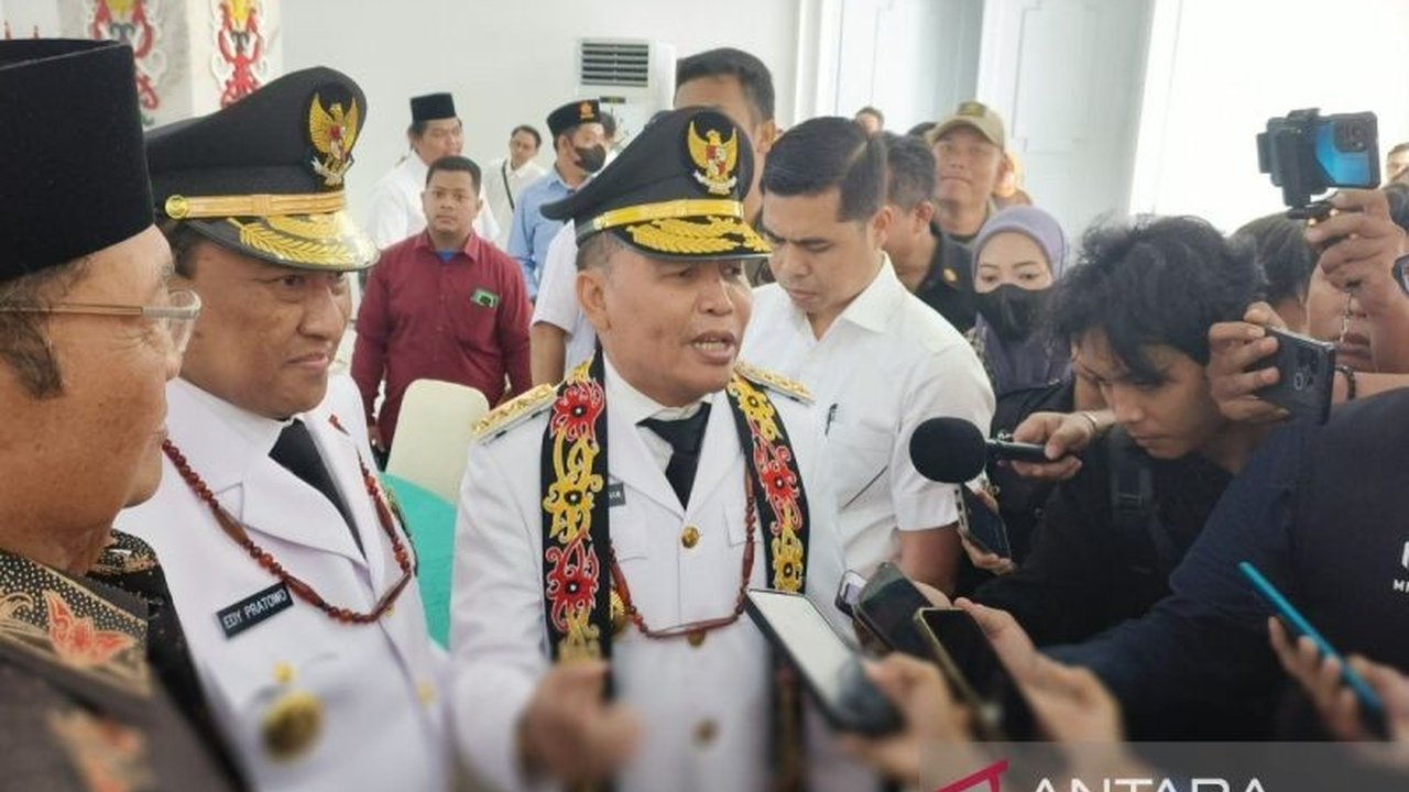 Gubernur Kalimantan Tengah, Agustiar Sabran, menjadikan pendidikan gratis sebagai prioritas utama untuk menciptakan generasi muda yang berdaya saing dan siap membangun daerah.