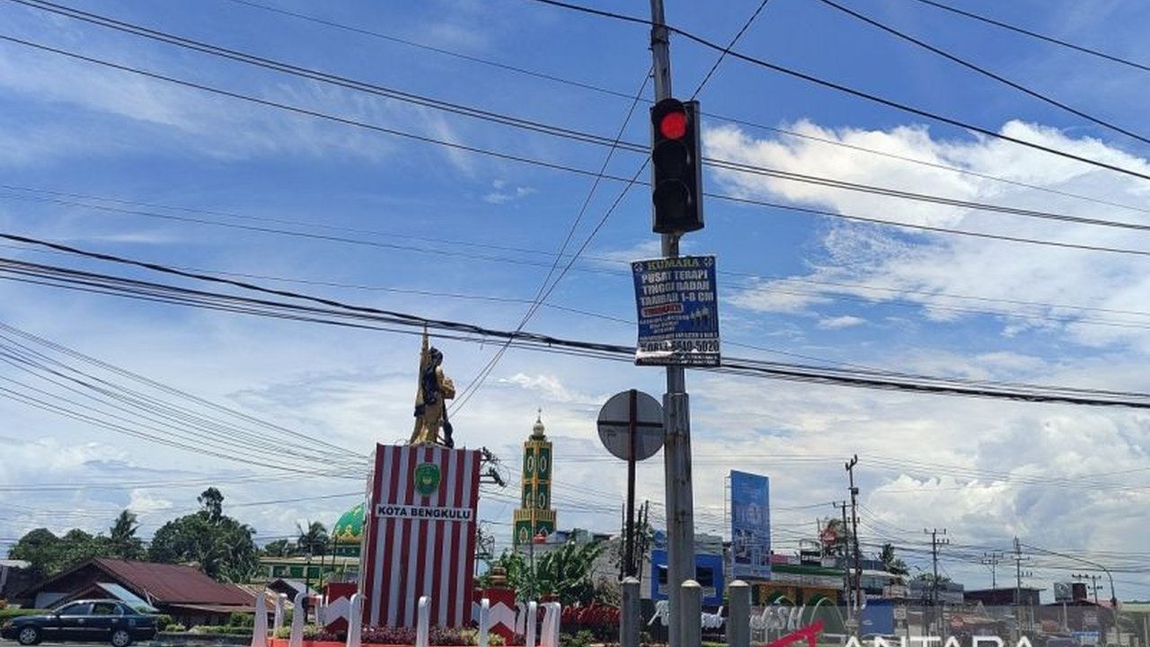 Pemerintah Kota Bengkulu menertibkan poster dan reklame ilegal di pohon untuk melindungi ruang terbuka hijau dan keindahan kota, sekaligus memberikan sanksi bagi pelanggar.