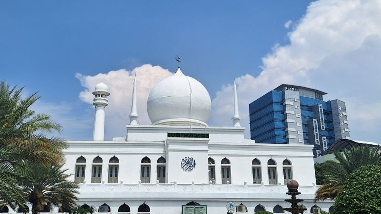 Masjid Agung Al-Azhar di Jakarta Selatan mengalami penurunan jumlah jamaah selama Ramadhan 2025 dibandingkan tahun lalu; berbagai faktor, termasuk cuaca dan kegiatan di masjid lain, diduga menjadi penyebabnya.