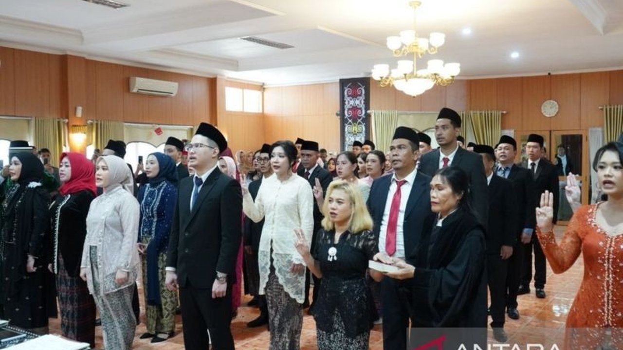 Kepala Kanwil Kemenkum Kaltim, Muhammad Ikmal Idrus, melantik 50 notaris baru dan menekankan pentingnya prinsip kehati-hatian dalam menjalankan tugas untuk menjaga kepastian hukum.