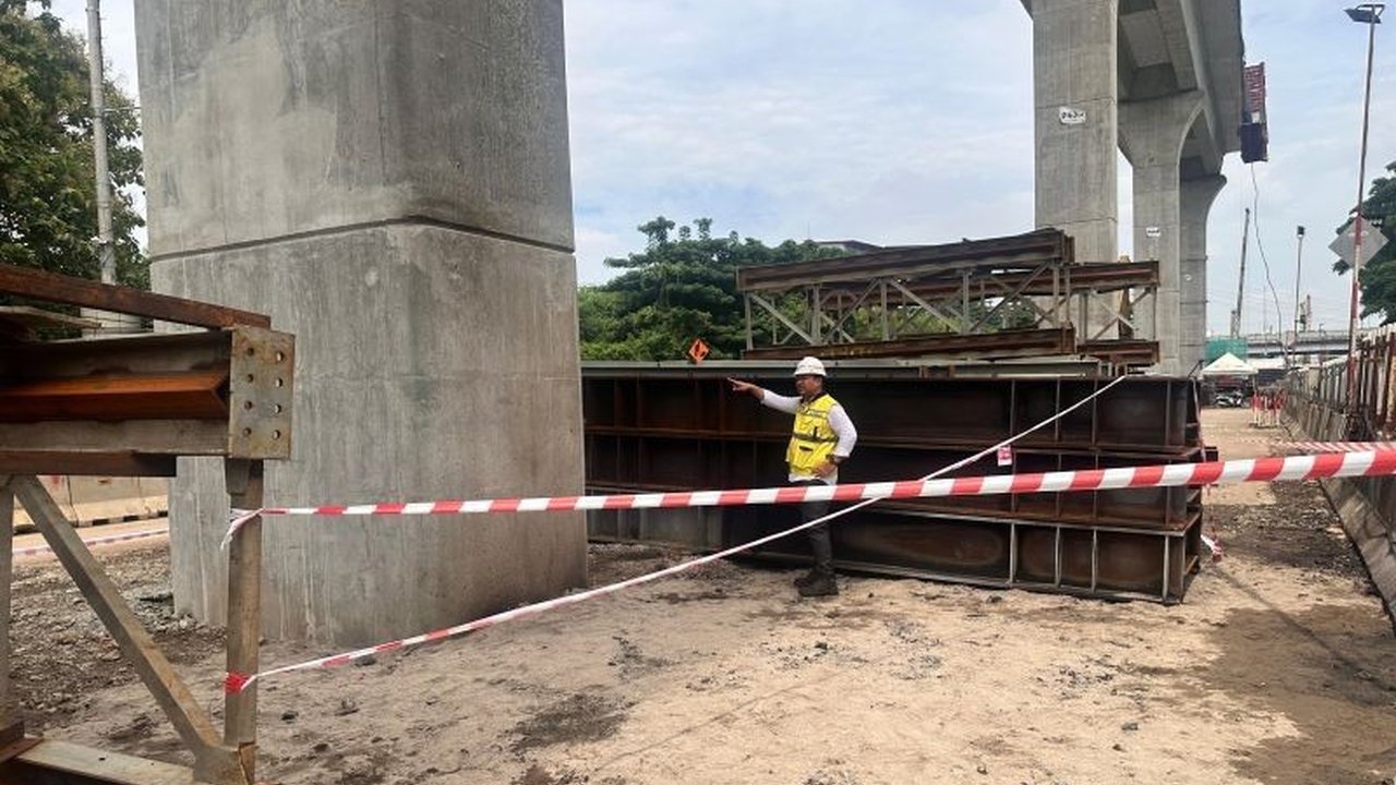 PT Jakpro memastikan situasi proyek LRT Jakarta di Rawamangun terkendali pasca kebakaran Selasa malam, kerugian ditaksir Rp10 juta, dan investigasi penyebab kebakaran tengah dilakukan.