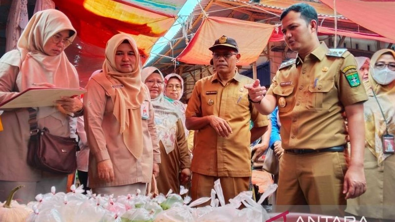 Pemerintah Kabupaten Padang Pariaman bersama BBPOM Padang periksa takjil di lima pasar untuk memastikan keamanan dan kesehatan produk bagi masyarakat menjelang Ramadan.