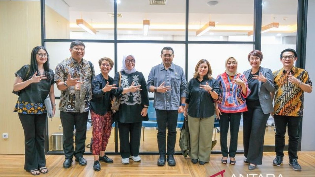 Kemenparekraf dan CNN Indonesia berkolaborasi untuk memperkuat industri kreatif nasional melalui perbaikan regulasi dan peningkatan publikasi.