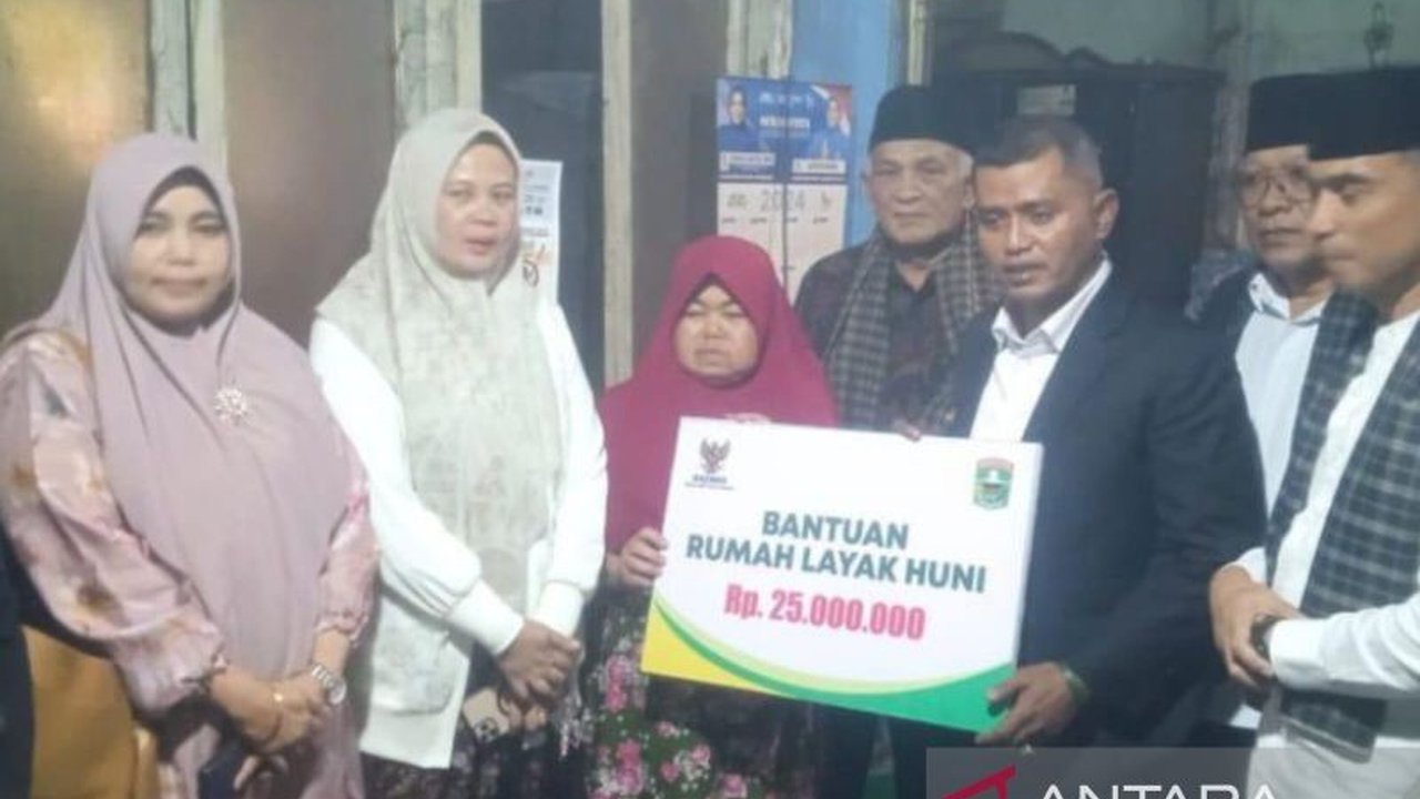 Bupati Solok, Jon Firman Pandu, menyerahkan bantuan bedah rumah senilai Rp25 juta kepada keluarga Amril dan Nurijah di Lembang Jaya, sebagai bagian dari program 100 hari kerja pemerintahannya.