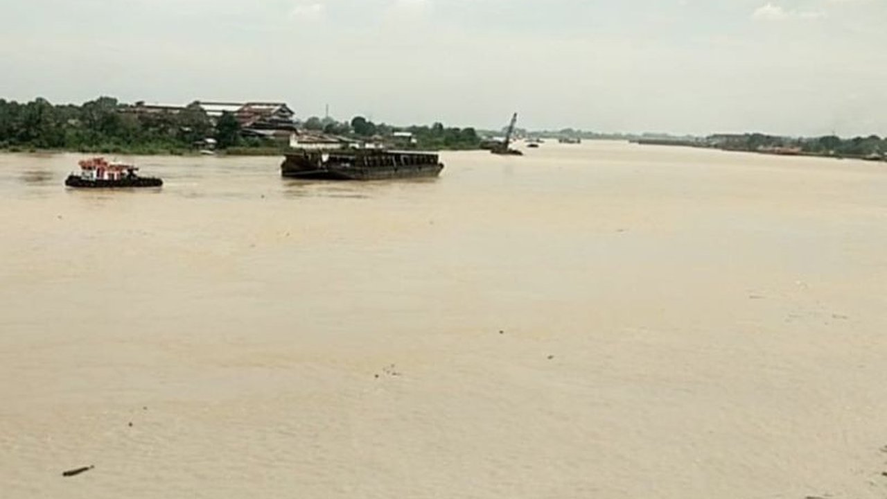 Kualitas air Sungai Batanghari di Jambi menunjukkan peningkatan pada 2024, namun masih di bawah target KLHK, dipengaruhi oleh berbagai faktor pencemaran.
