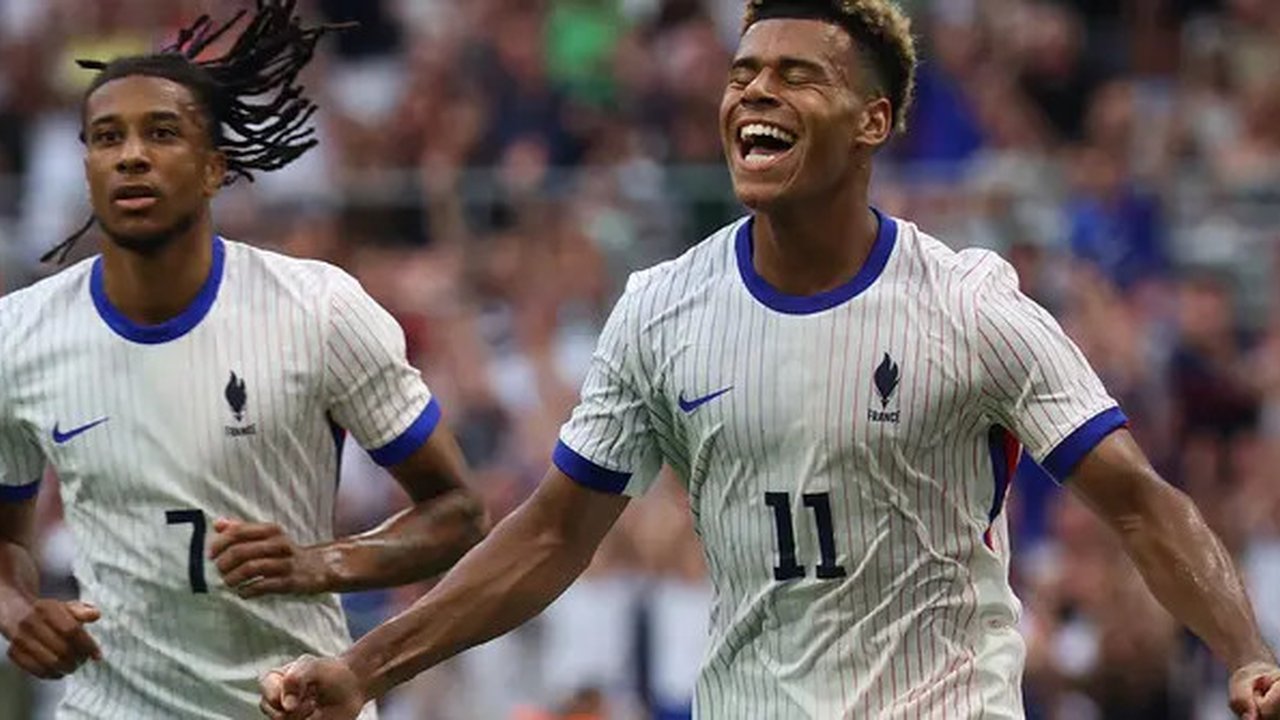 Gelandang Prancis #11 Desire Doue berselebrasi setelah mencetak gol kedua timnya ke gawang Selandia Baru matchday 3 Grup A sepak bola Olimpiade Paris 2024 di stadion Orange Velodrome, Rabu (3