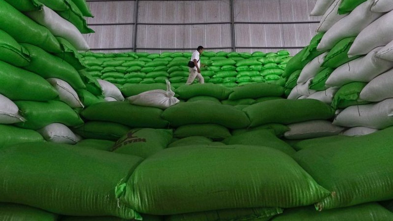 Pemerintah melalui Kemenkeu memberikan suntikan dana Rp16,6 triliun kepada Bulog untuk memperkuat ketahanan pangan nasional, menstabilkan harga beras, dan melindungi kesejahteraan petani.