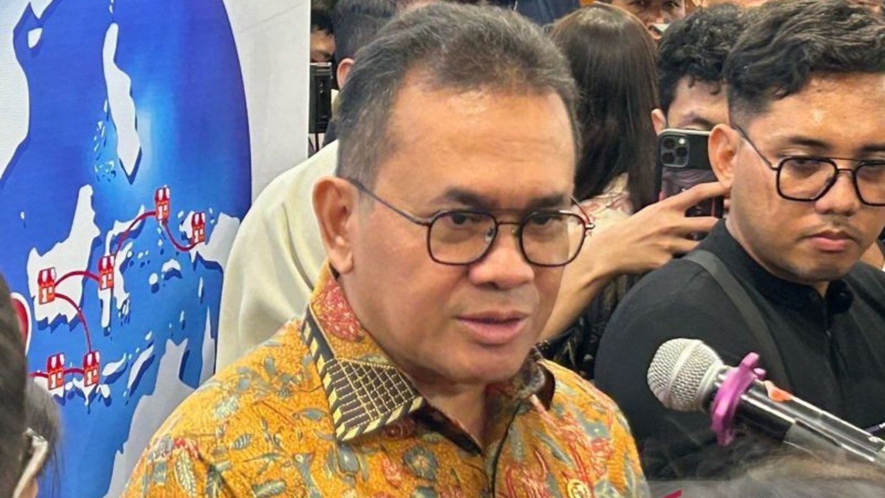 Menteri Perdagangan meminta masyarakat tenang terkait temuan Minyakita takaran kurang; produsen nakal akan ditindak tegas, namun pasokan tetap aman.