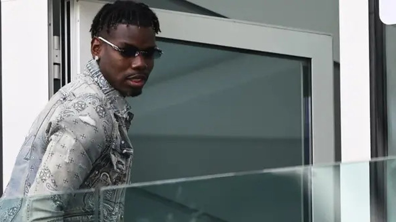 Pemain depan Prancis, Paul Pogba, tiba untuk menghadiri pertandingan Serie A Italia antara Juventus dan Cagliari di stadion Allianz di Turin, pada 6 Oktober 2024. (MARCO BERTORELLO/AFP)