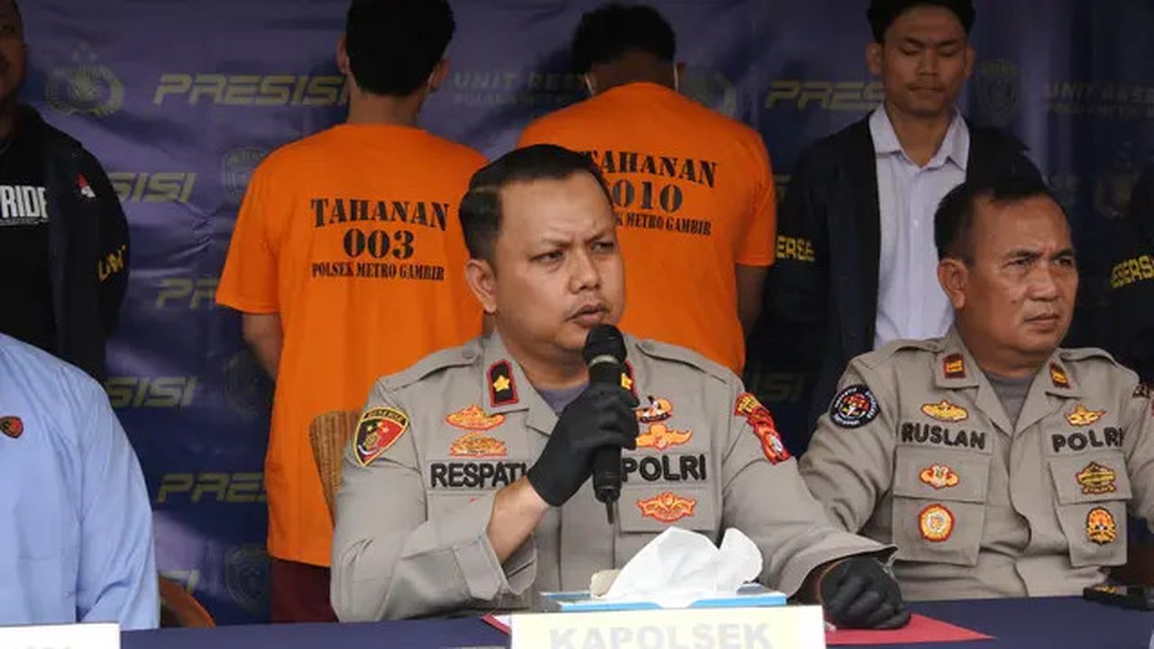 Kapolsek Metro Gambir, Kompol Rezeki R. Respati, merilis kasus Rafi Ramdhan alias RR (24), seorang selebgram yang juga konsultan spiritual, yang ditangkap karena mengedarkan narkoba jenis