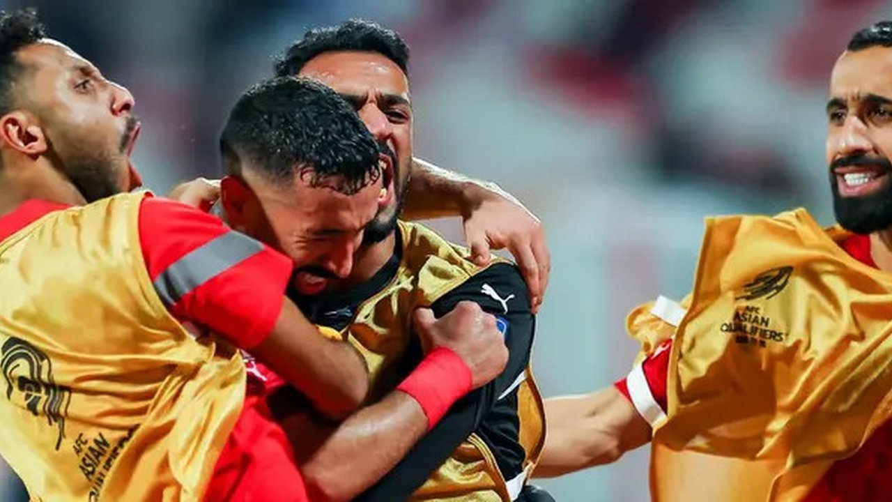 Para pemain Timnas Bahrain merayakan gol penyeimbang yang dicetak oleh Mohamed Marhoon ke gawang Timnas Indonesia pada ronde ketiga Kualifikasi Piala Dunia 2026 di Bahrain National Stadium, R