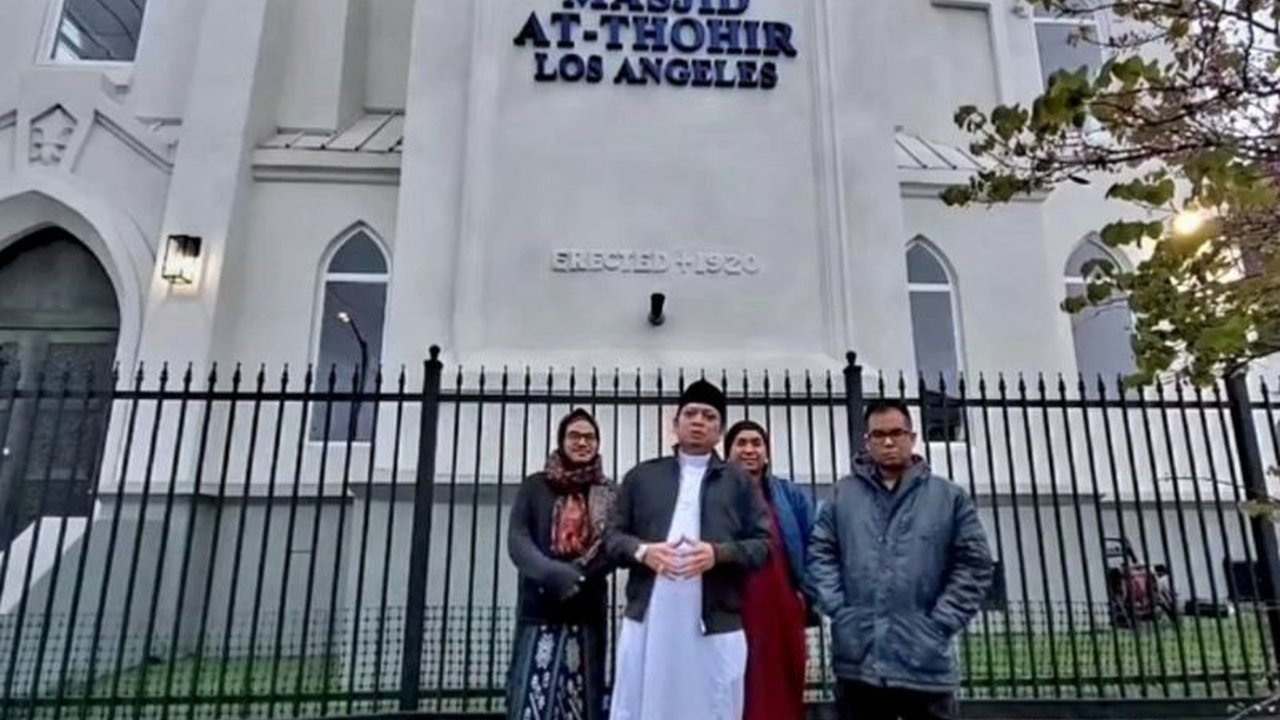 Masjid At-Thohir di Los Angeles mempererat hubungan dengan warga sekitar melalui pembagian bingkisan Ramadan berisi kurma, kacang, dan biskuit, sebagai wujud silaturahmi dan meningkatkan saling pengertian.