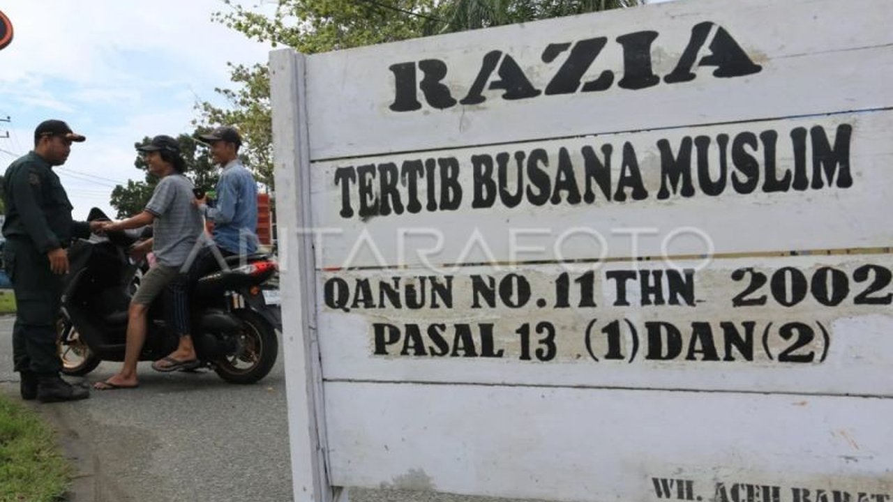UIN Ar-Raniry Banda Aceh mengeluarkan larangan bagi mahasiswa untuk mengenakan celana pendek di luar kampus, didasari alasan agama dan etika sosial, dengan ancaman sanksi akademik.
