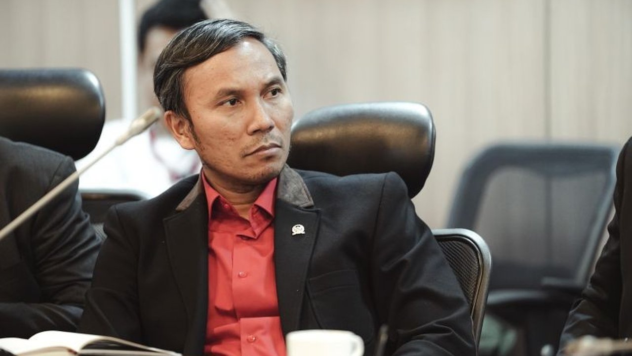 Anggota Komisi V DPR RI, Edi Purwanto, mendesak pemerintah untuk meningkatkan diskon tarif tol menjadi 50 persen, bahkan gratis, guna meringankan beban masyarakat selama mudik Lebaran 2025.