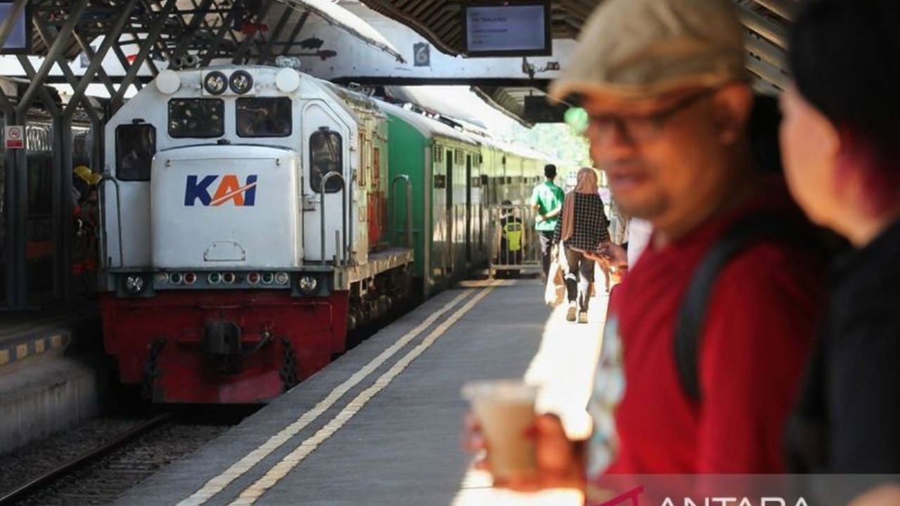 PT Kereta Api Indonesia (KAI) telah menjual lebih dari 1,85 juta tiket kereta api jarak jauh untuk angkutan Lebaran 2025, dengan beberapa tanggal keberangkatan di Stasiun Gambir dan Pasar Senen bahkan telah mencapai okupansi 100 persen.